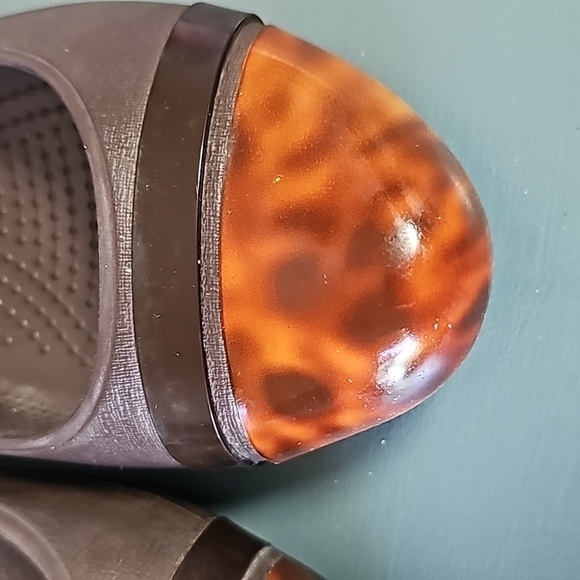 Crocks two tone brown. Rubber shoes. Size 8. Very good used condition. - Picture 2 of 8